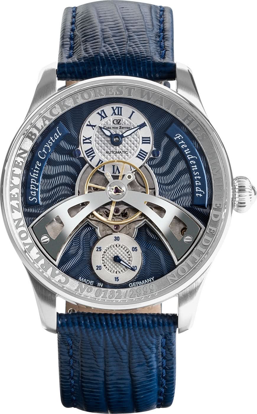 Montre avec bracelet en cuir bleu et boîtier argenté, cadran bleu avec chiffres romains.
