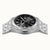 Herrenuhr frontal im Profil: schwarzes Zifferblatt und Schließe am Metallarmband