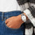Bracelet de montre pour homme au poignet avec bracelet en acier inoxydable argenté et cadran blanc
