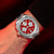 Montre pour homme Bulova au poignet, cadran rouge et boîtier en métal argenté