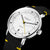 Montre automatique avec boîtier en acier, cadran blanc et bracelet en cuir noir avec touches de jaune