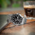 Herrenuhr von Festina: schwarzes Zifferblatt, Edelstahlarmband und Indexe