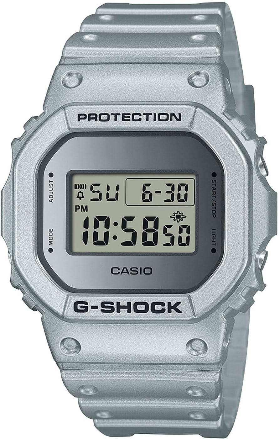Montre Casio G-SHOCK avec boîtier métallique gris, affichage numérique et cadre de protection