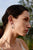 Créoles carrées ANIA HAIE, argentées, profil d'angle marqué à l'oreille
