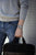 Montre pour homme au poignet : cadran noir avec bracelet en métal.