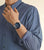 Montre Casio EDIFICE pour homme au poignet, cadran bleu et bracelet en acier argenté.