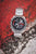Casio Edifice Montre Homme oblique : bracelet en acier inoxydable argenté, cadran noir, accents rouges