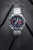 Casio Edifice Montre homme avec bracelet en acier inoxydable argenté, cadran noir et accents rouges