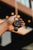 Bracelet de montre pour homme avec cadran noir au poignet dans une main