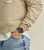 Montre bracelet pour homme au poignet avec cadran bleu et bracelet en acier inoxydable.