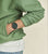 Bracelet de montre pour homme au poignet avec cadran vert et bracelet en acier inoxydable