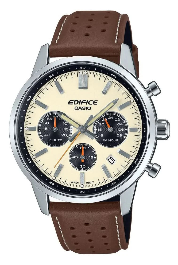 Montre chronographe pour homme : boîtier argenté, bracelet en cuir marron, cadran analogique.