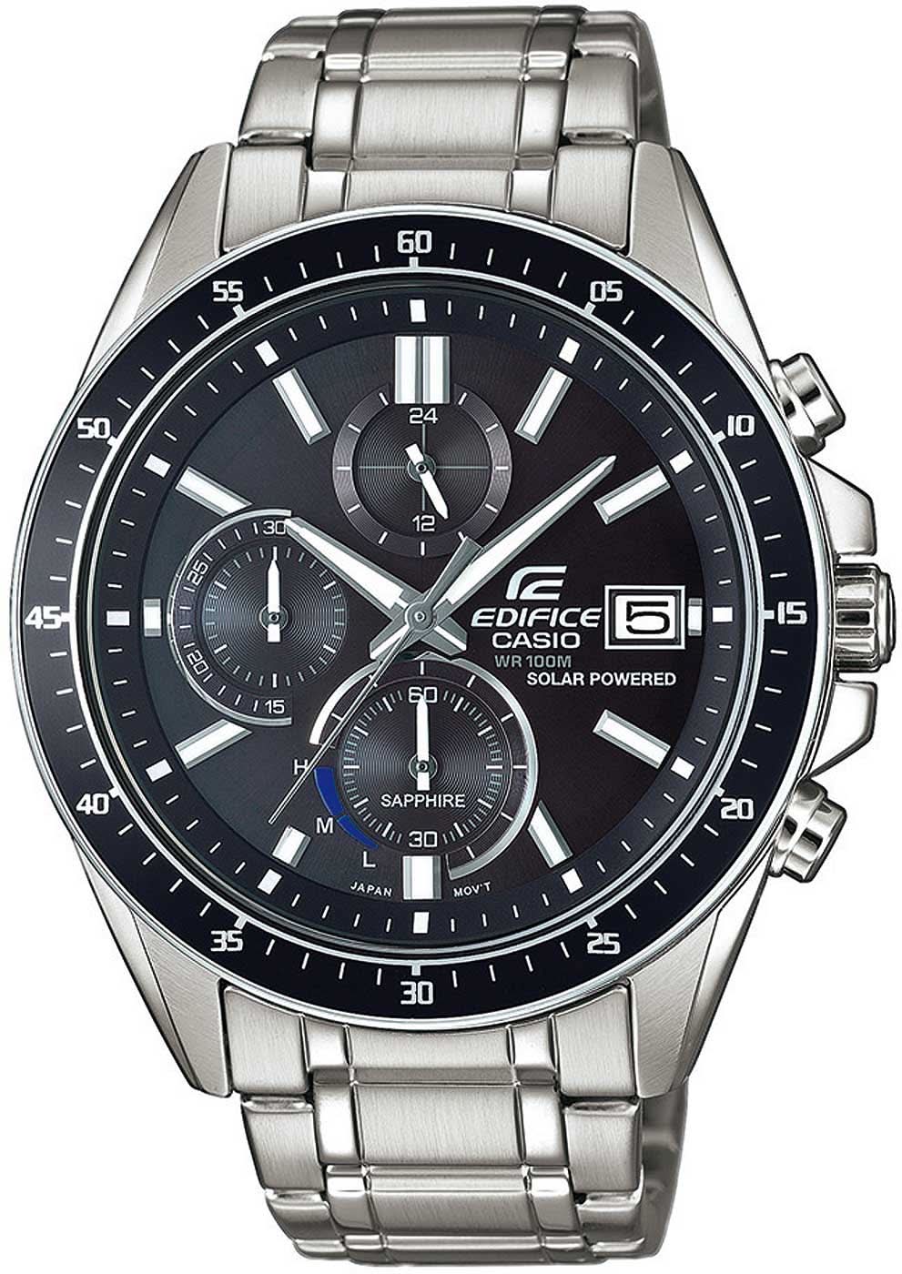 Montre argentée pour homme avec bracelet en acier inoxydable, cadran sombre et détails chronographe
