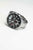 Chronographe pour homme vu de trois quarts avant, cadran noir et bracelet en acier inoxydable.