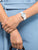 Citizen Damenarmbanduhr am Handgelenk mit hellem Blauzifferblatt und weißem Band