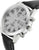 Montre homme en détail : boîtier argenté avec poussoirs, cadran blanc, bracelet noir