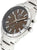 Herrenarmbanduhr mit silbernem Metallgehäuse, dunklem Zifferblatt, Krone bei 3 Uhr