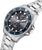 Herrenarmbanduhr mit dunklem Zifferblatt, blauer Lünette und Kronenknöpfen