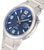 Bracelet pour homme en gros plan : cadran bleu, affichage analogique et boîtier argenté