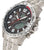 Bracelet de montre pour homme en vue oblique : bracelet en titane argenté, cadran noir avec affichage