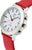 Montre pour femme en gros plan : boîtier argenté avec boutons-poussoirs, bracelet en cuir rouge, cadran blanc.