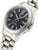 Montre pour femme avec cadran noir, boîtier et bracelet en métal argenté, vue en biais