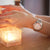 Damenuhr am Handgelenk mit Metallarmband und roséfarbenem Zifferblatt
