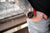 Montre bracelet pour homme au poignet, cadran noir, accents rouges, bracelet en cuir noir