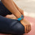 Montre Citizen Promaster pour femme au poignet, bracelet en silicone bleu et cadran sombre