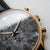 Holzkern Armbanduhr Detailansicht: goldenes Lünette-Design, Marmorzifferblatt, schwarzes Band