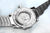 Dos d'une montre homme avec fond transparent et bracelet en métal, boîtier rond