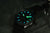 Montre pour homme sombre avec index bleus et verts lumineux à faible luminosité