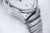 Bracelet en acier argenté avec maillons et fond de boîtier visible sur le bord