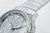 Gros plan de la montre pour homme : cadran argenté avec index, marqueurs triangulaires