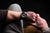 Montre pour homme au poignet : bracelet en cuir noir et cadran sombre