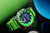Herrenuhr mit grünem Armband und grünem Zifferblatt, Chronographen-Details
