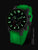 Herrenuhr mit schwarzem Gehäuse und grünem Silikonarmband, leuchtende grüne Ziffern