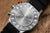 Fond de la montre Vostok Europe pour homme avec boîtier argenté et bracelet noir