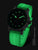 Herrenuhr mit dunklem Zifferblatt und grünem Silikonarmband, Leuchtzeigern