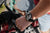 Montre bracelet pour homme au poignet avec bracelet noir et cadran noir