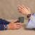 Montre numérique pour femme au poignet avec bracelet en plastique bleu