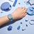 Montre Casio Vintage F-91WS-2EF au poignet, bracelet en plastique bleu
