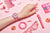 Montre numérique rose au poignet avec bracelet et cadran transparents