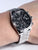 Herrenuhr am Handgelenk mit schwarzem Zifferblatt, Chronograph und Edelstahlarmband