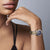 Montre pour femme au poignet avec cadran bleu et bracelet métallique or-argent