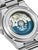 Uhrwerk-Rückseite der Herrenarmbanduhr mit sichtbarem blauen Automatikrotor