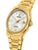 Goldfarbene Herrenarmbanduhr aus Edelstahl, schräger Blick aufs silberne Zifferblatt mit Datum
