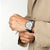 Montre Festina pour homme au poignet, bracelet en cuir noir et cadran blanc argenté