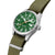 Festina Field Herrenuhr in Seitenansicht mit grünem Zifferblatt und olivgrünem Textilarmband