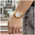 Festina-Herrenuhr am Handgelenk mit goldenem Metallarmband und weißem Zifferblatt
